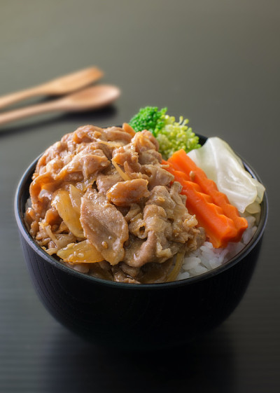 红烧猪肉配菜饭