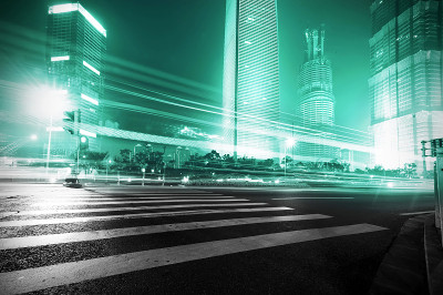 中国上海现代建筑背景上的灯光轨迹