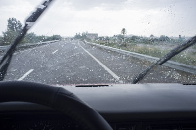 用老旧的雨刷开车