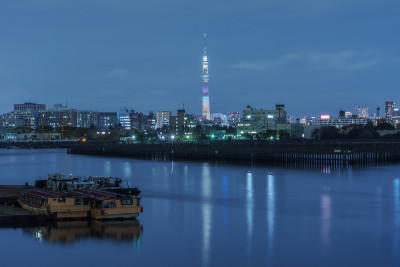 东京运河和特殊照明的东京天空树