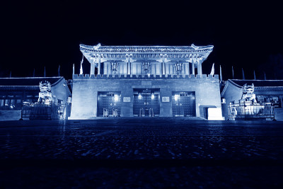 中国古代传统建筑在夜晚，在公园里