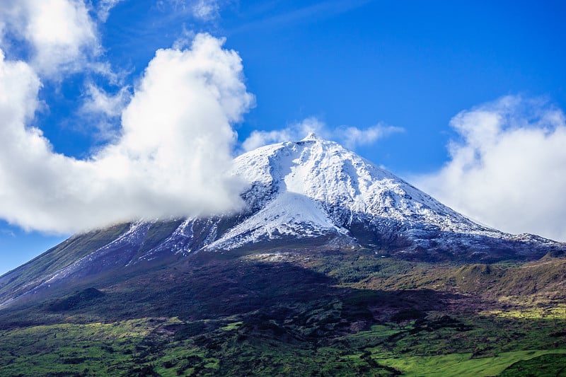 皮科火山山顶积雪。