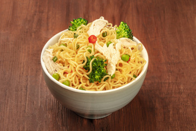 带有蔬菜和鸡肉的荞麦面，背景是黑色的乡村木制品