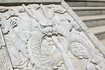 中国北方一座寺庙里的龙王石雕