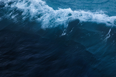 四处飞溅的海浪。