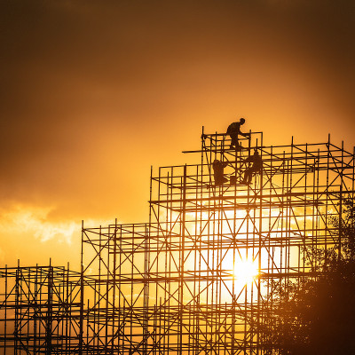 夕阳下的建筑工人