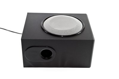 带电缆的黑色扬声器