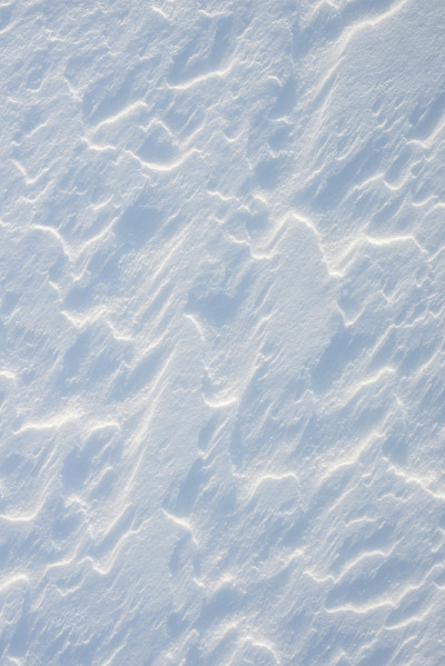清新干净的白雪背景纹理。冬天的背景有雪花和雪堆。雪块。季节性景观的细节。