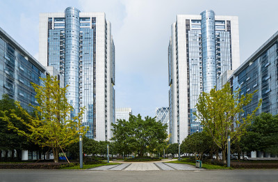 中国重庆的高速公路和城市现代建筑