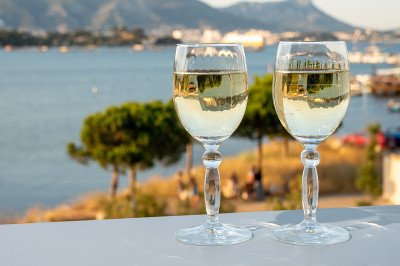 夏天在法国里维埃拉，在露天平台上喝着普罗旺斯cote de Provence的冷白葡萄酒，眺望法国瓦
