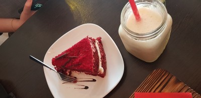 红丝绒蛋糕和菠萝冰沙