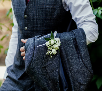 穿着结婚礼服的新郎。