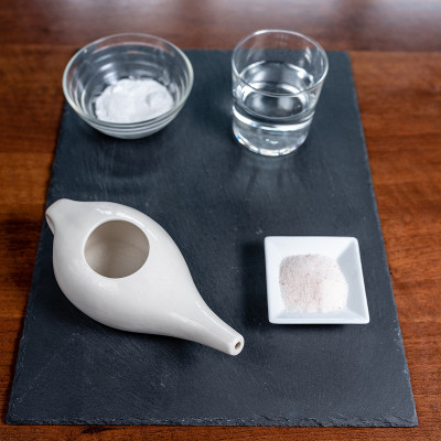 用洗鼻壶清洗鼻部，阿育吠陀医学系统