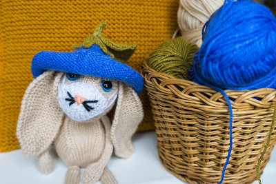 手织悲伤的野兔。兔子amigurumi。针织的玩具