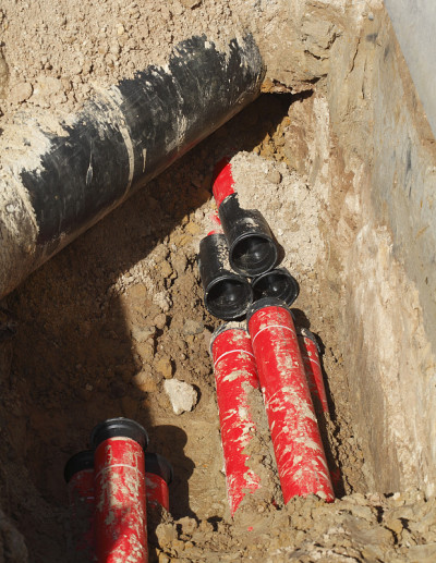 建筑工地上的沙坑里的管子，道路工程