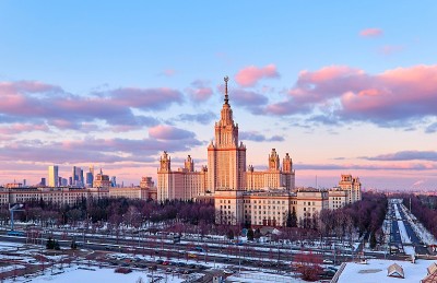 空中俯瞰莫斯科著名的俄罗斯大学冬季校园全景