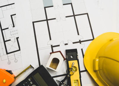 建筑工程师房屋设计图工作台。
