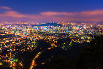 韩国首尔城市夜景鸟瞰图。
