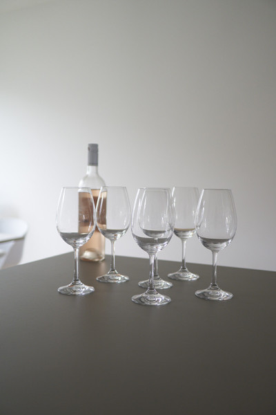 玫瑰和葡萄酒杯