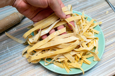 用手和擀面杖自制面食的制作过程