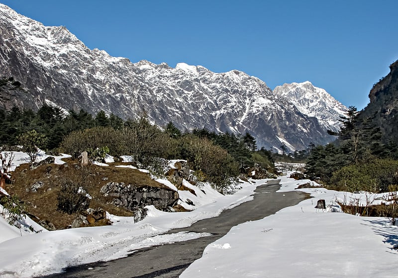 印度锡金的甘托克云塘山谷，积雪覆盖了道路