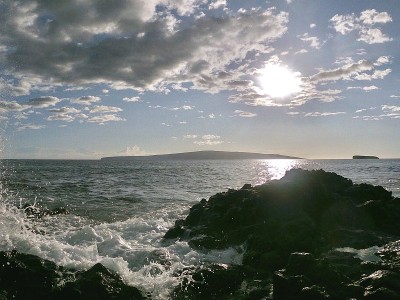 海浪撞击着熔岩岩石
