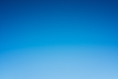 夏日蔚蓝的天空。大自然。