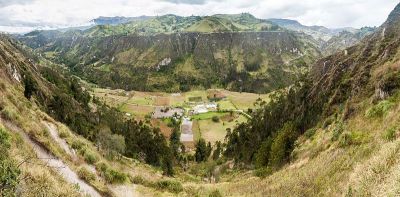 厄瓜多尔基洛托亚火山口附近的托瓦奇河峡谷