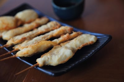 日式煎炸在木桌上