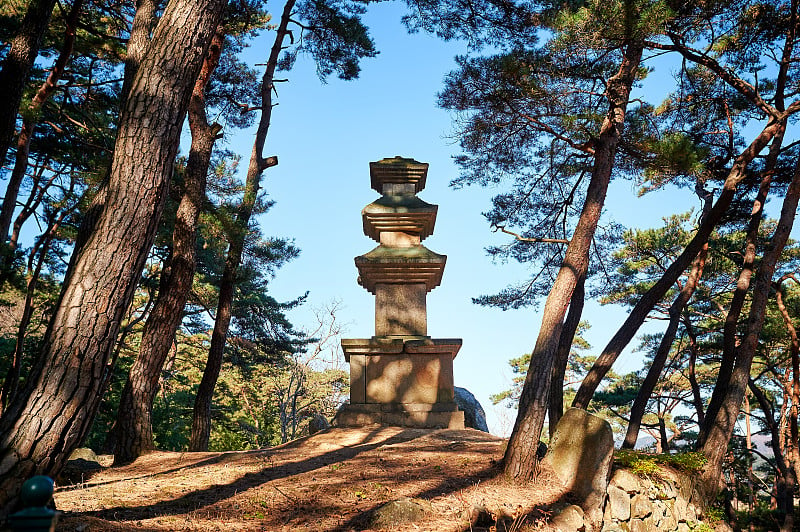 塔角三层石塔