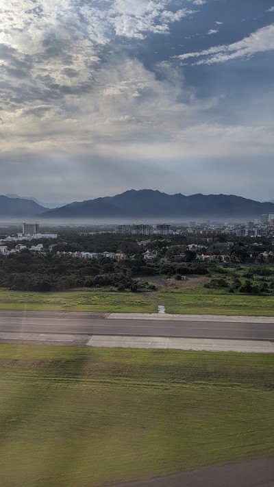 在机场跑道上(图2)