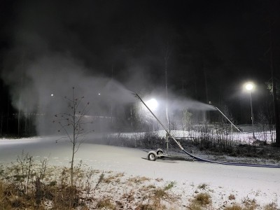 在芬兰埃斯波，小型雪炮正在为滑雪道制造雪