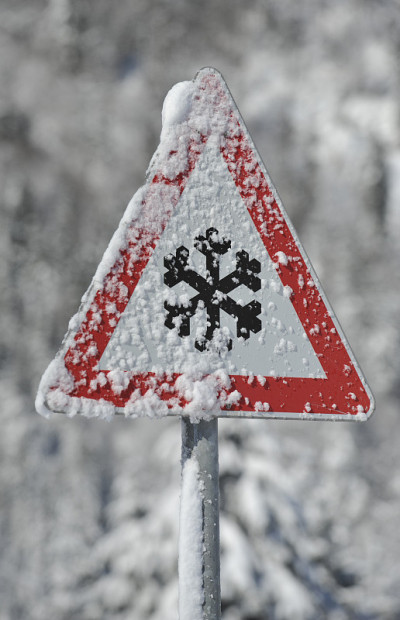 道路上有冰雪交通警告标志