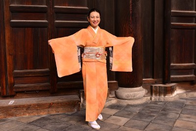 一名日本妇女在京都东福寺展示她的和服