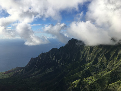 夏威夷考艾岛多云的日子里的卡拉劳山谷。