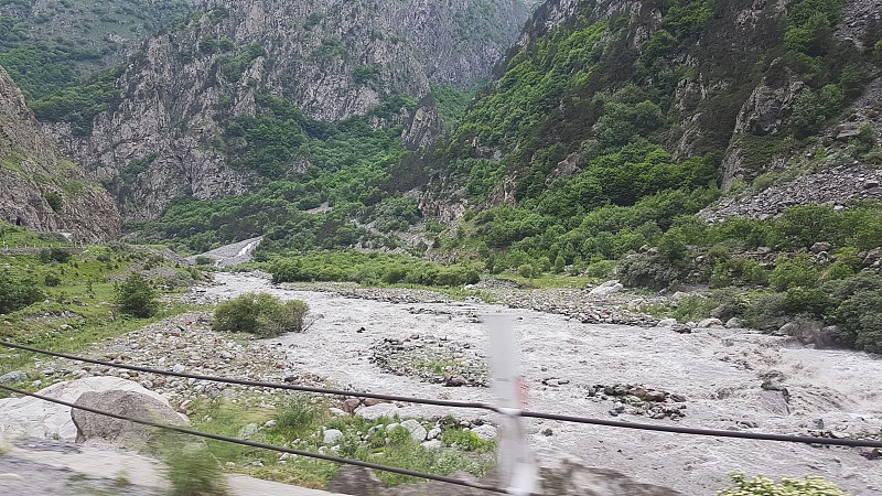 在群山中旅行，一览高加索的群山