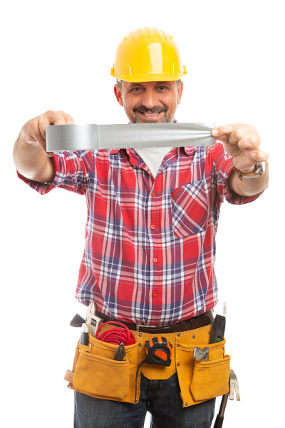 建筑工人正在解开胶带