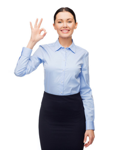 微笑的女商人表示ok
