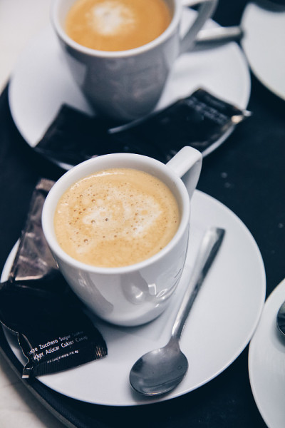 桌子上的咖啡杯正上方