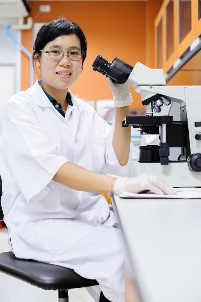 在实验室工作的科学家