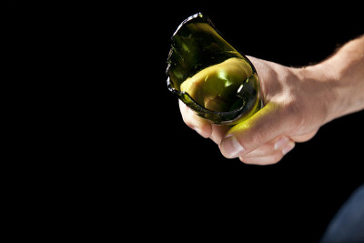 手里拿着破啤酒瓶