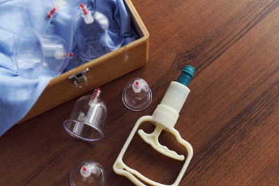 真空疗法。杯按摩。Hijama。中医室内诊所。医疗卫生理念