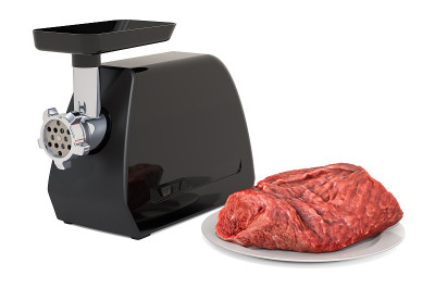电动绞肉机与生肉牛肉，3D渲染孤立的白色背景