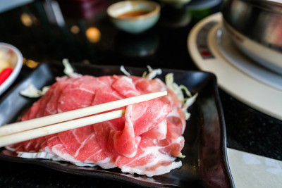 筷子是切成块的猪肉，用于寿司或日式涮锅的黑色料理