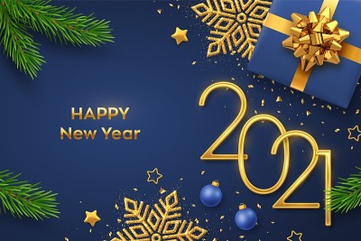 2021年新年快乐。金色金属数字2021与礼盒，闪亮的雪花，松树枝，星星，球和纸屑在蓝色的背景。新年
