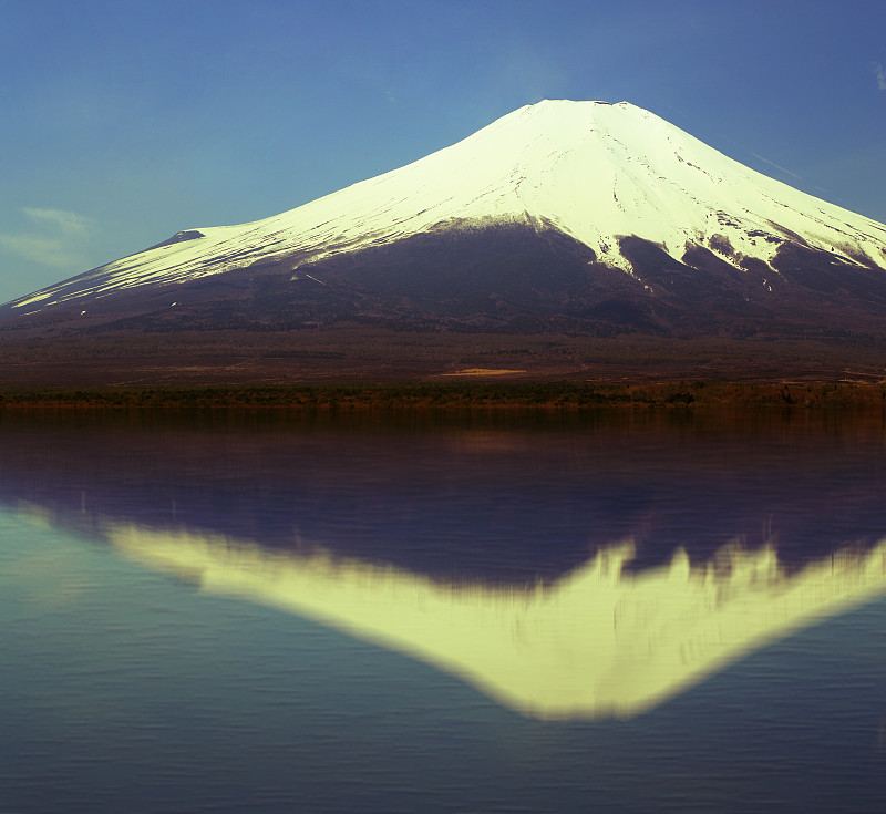 日本富士山在湖中的倒影