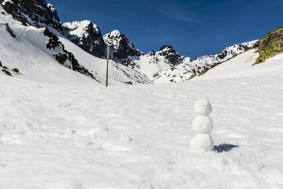 山上的雪人。