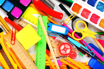 文具和学校用品。