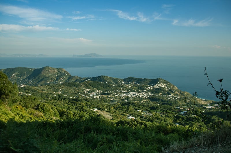 从山上看海岸和岛屿