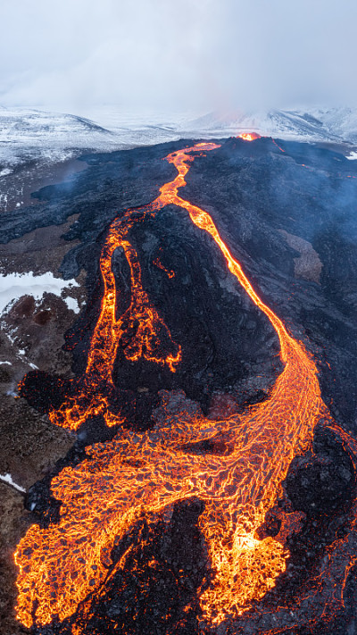 在冰岛法格拉达尔火山喷发的熔岩上飞行，冰岛